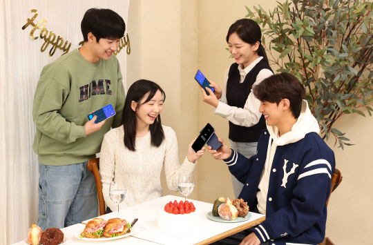 갤럭시 스마트폰끼리 맞대는 방식으로 간편하게 송금이 가능한 삼성월렛 '탭 이체' 기능을 시연하고 있다. 삼성전자 제공